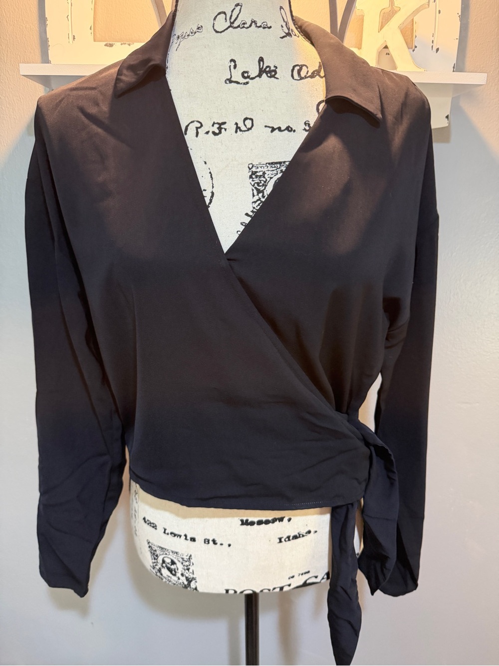 INTEMPO WOMEN’S BLACK WRAP FRONT BLOUSE W/ SIDE TIE SZ M